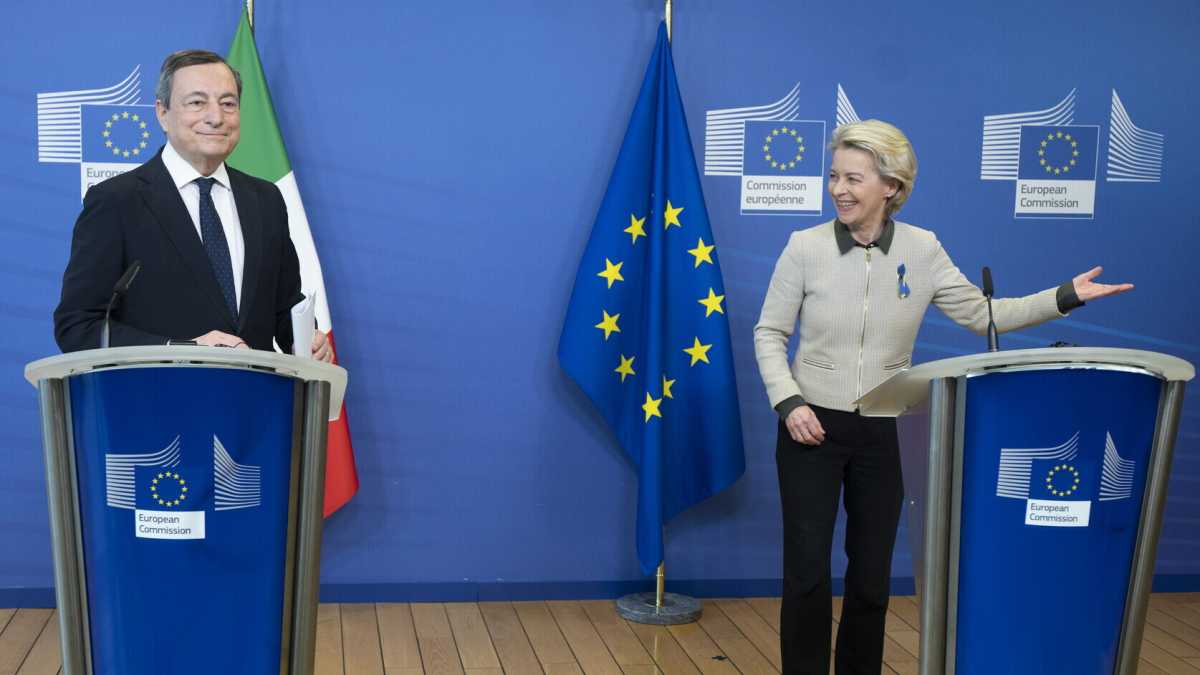 Immagine di Draghi tra i controllori di Bruxelles e le lamentele dei ministri. Le incognite sul Pnrr