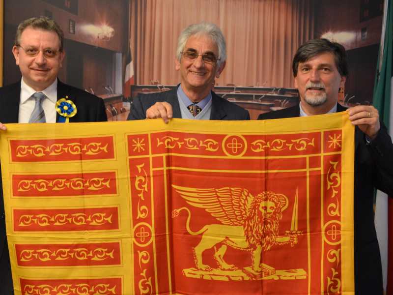 Palmarino Zoccatelli, sulla destra, con Vittorino Speri e Maurizio Ruggiero nel 2014 alla presentazione del referendum per l'indipendenza del Veneto (Ansa)&nbsp;<br />