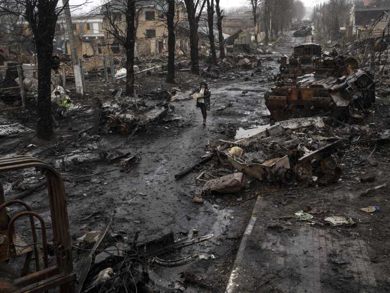 La citt&agrave; di Bucha, nei sobborghi di Kyiv, devastata dalla guerra (LaPresse)