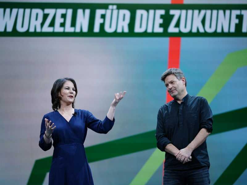 Il ministro per l'Economia  e il Clima tedesco Robert Habeck  e la ministra degli esteri Annalena Baerbock, durante un'iniziativa del partito dei Verdi (Ansa)&nbsp;<br />