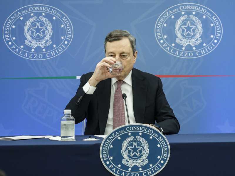 Il referendum di Draghi: "Volete la pace o i climatizzatori?". Il M5s ora chiede lo scostamento
