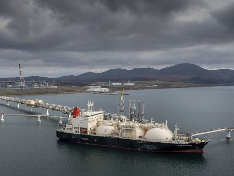 La petroliera Sun Arrows carica gas naturale liquefatto dal progetto Sakhalin-2 nel porto di Prigorodnoye, in Russia, ottobre 2021 (foto AP)&nbsp;<br />