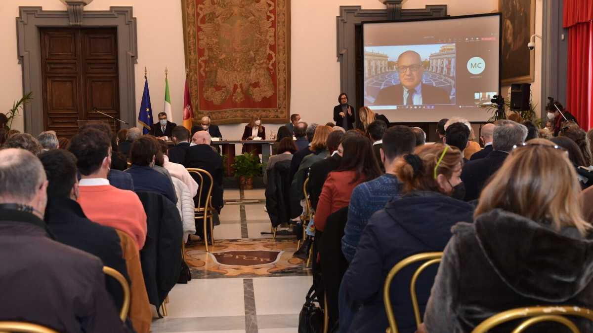 Immagine di Gualtieri, ovvero una vita da sindaco su Skype