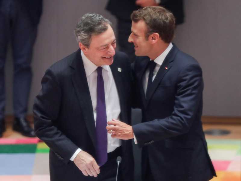  Mario Draghi e Emmanuel Macron a Bruxelles nel 2019 (Ansa)