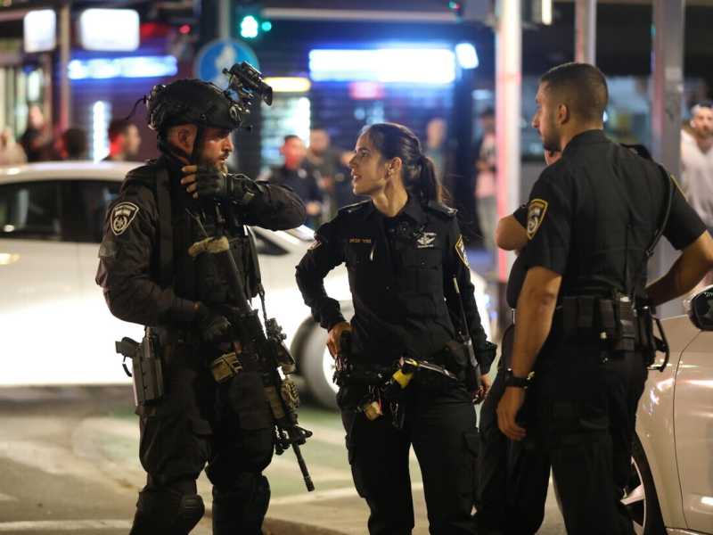Militari israeliani dopo la sparatoria a Tel Aviv (Ansa)<br />&nbsp;