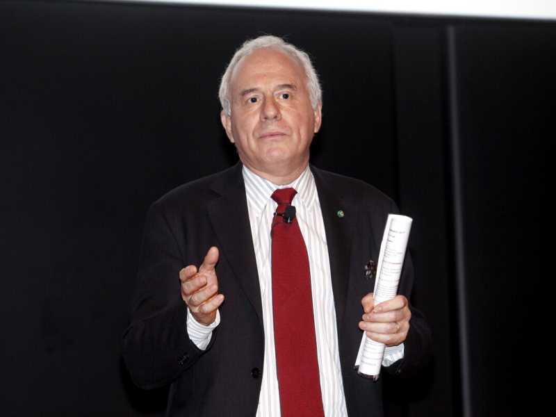Sanzioni, bombe e fame. Cosa non torna nel pacifismo di Tarquinio