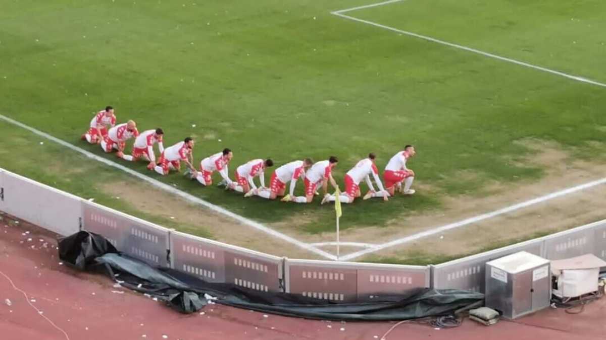 Immagine di La Bari, la rissa con l'Avellino e il trenino per la B