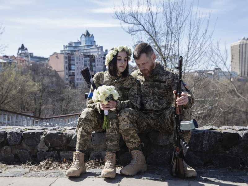 Anastasiia e Viacheslav, entrambi arruolati nell&rsquo;esercito ucraino, celebrano il loro matrimonio a Kyiv (Mikhail Palinchak/Ansa)&nbsp;<br />