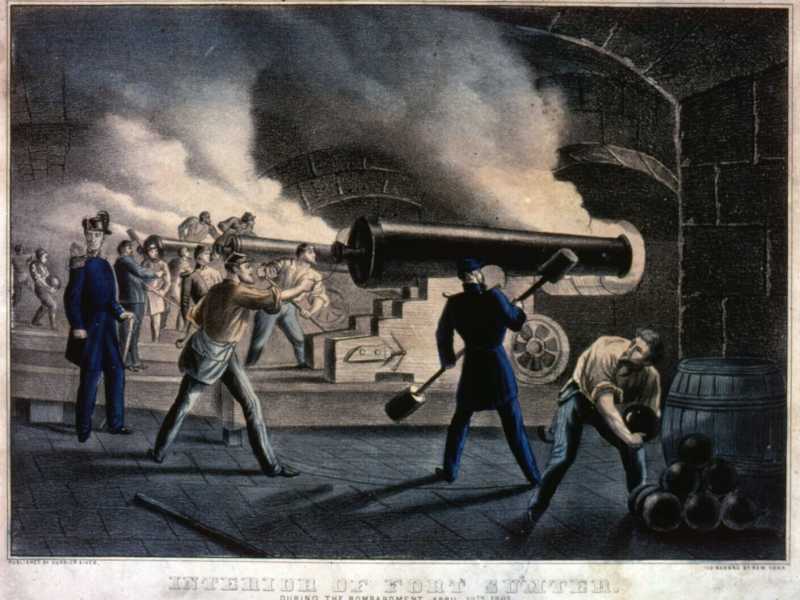 12/04/1861: soldati dell'Unione nel bombardamento di Fort Sumter, l'atto di apertura della guerra civile americana. Stampato da Currier &amp; Ives (MPI/Getty Images)<br />
