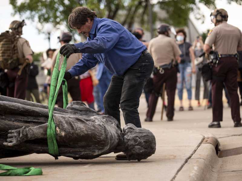 La statua di Cristoforo Colombo in Minnesota, Usa, abbattuta durante una protesta (Ansa)