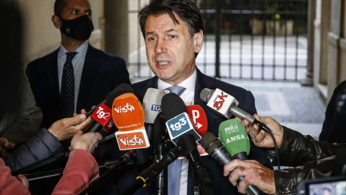 Immagine di Putin, Trump e Orsini: Conte si sente sotto attacco. E teme che Grillo parli di guerra