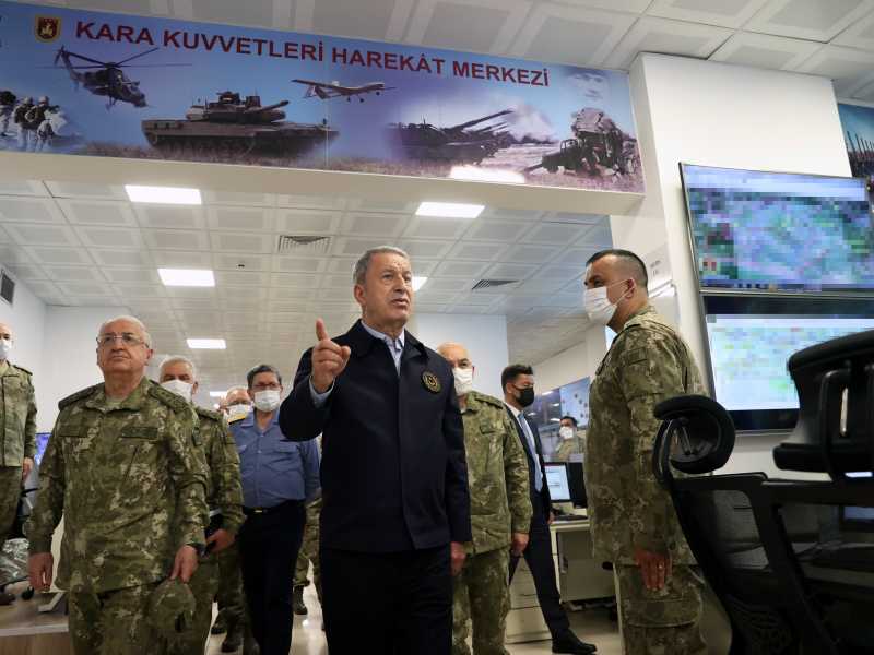 Il ministro della Difesa turco, Hulusi Akar, nella sala di comando dell'operazione "Claw-Lock" (foto ministero della Difesa della Turchia)