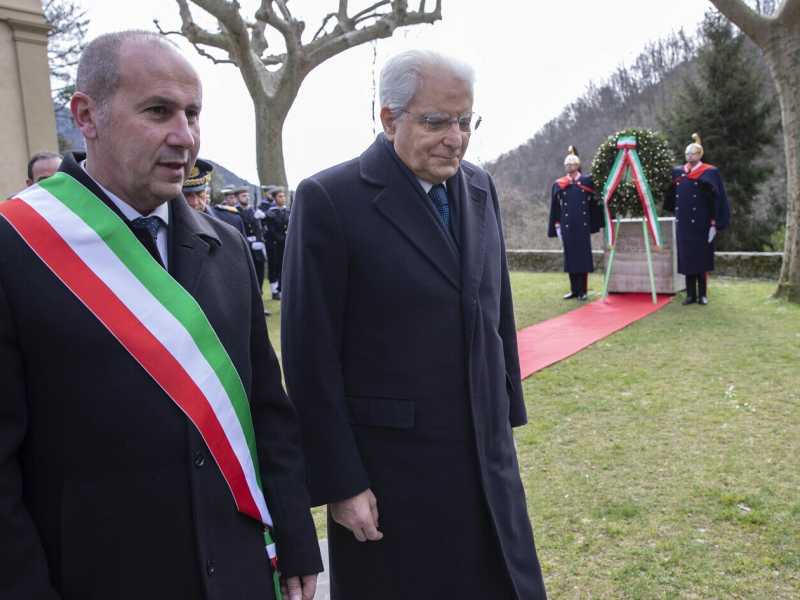 Il sindaco Maurizio Verona con il presidente della Repubblica Sergio Mattarella a Sant’Anna di Stazzema nel 2020 (LaPresse) 