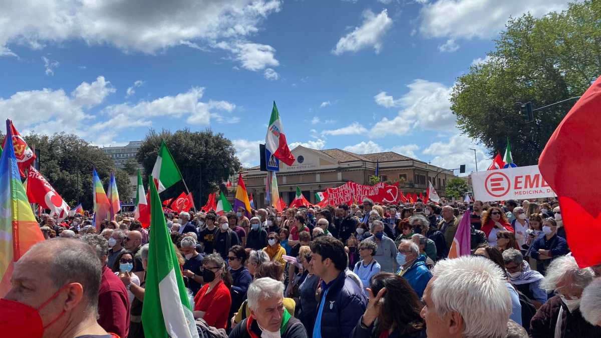 Immagine di In piazza niente bandiere, ma per gli italiani l'Ucraina ha reso più attuale la Liberazione