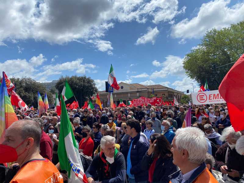 In piazza niente bandiere, ma per gli italiani l'Ucraina ha reso più attuale la Liberazione