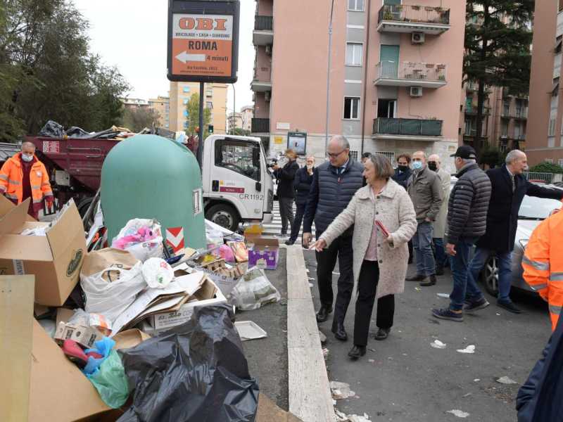 Il sindaco di Roma Gualtieri con l’assessora all’Ambiente Sabrina Alfonsi nel quartiere Don Bosco nel corso delle operazioni di pulizia nel 2021 (Ansa) <br />