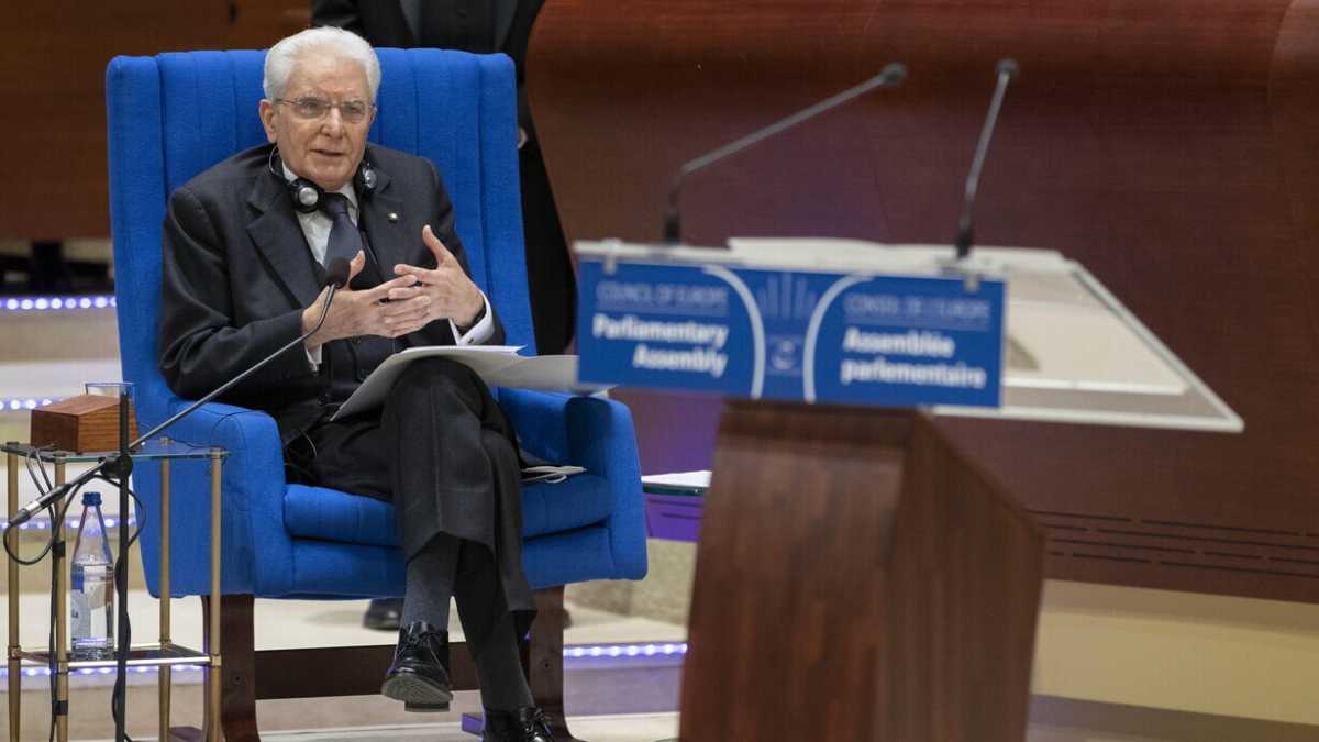 Immagine di "Di fronte a un’Europa in guerra nessuna incertezza è possibile". A chi le suona Mattarella