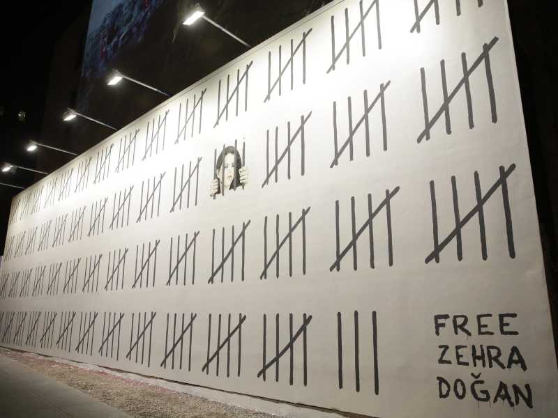 Un murale di Banksy a New York contro l'imprigionamento dell'artista curda Zehra Dogan in Turchia (Ansa)&nbsp;<br />