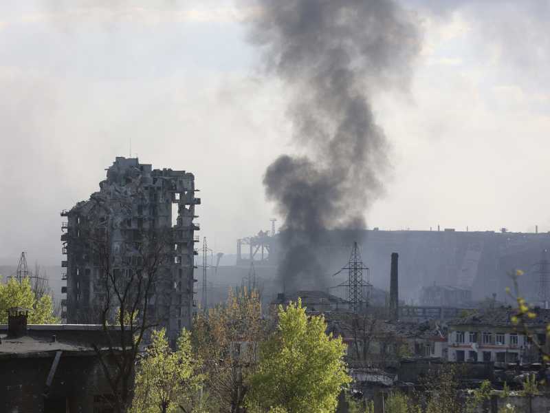 Il fumo si alza dall'acciaieria Azovstal, a Mariupol, assediata dall'esercito russo (LaPresse)