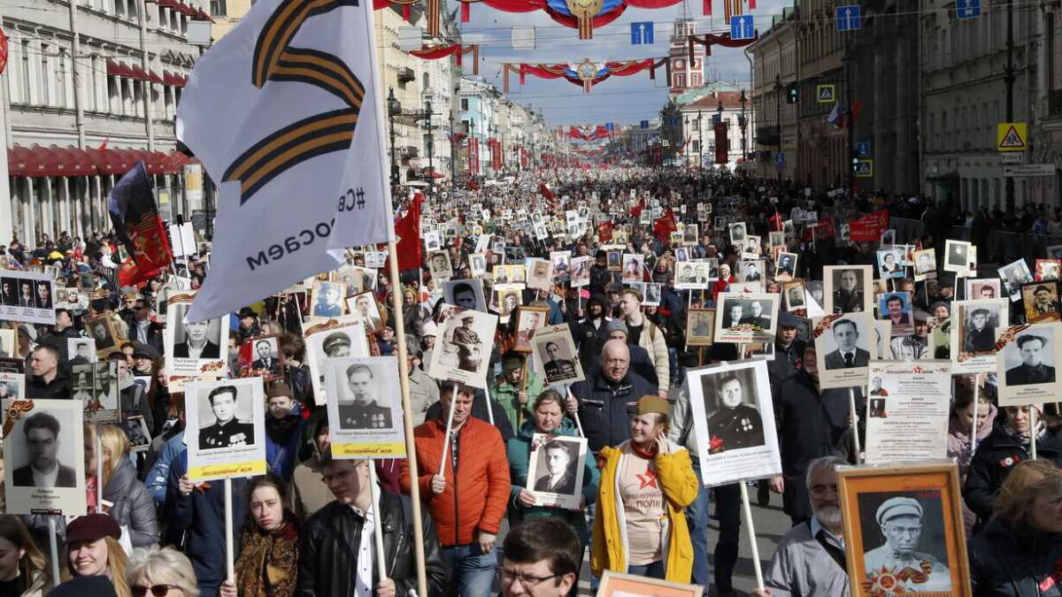 Immagine di Catturare il pensiero medio con simboli inviolabili. La parata di Putin decifrata con Balzac