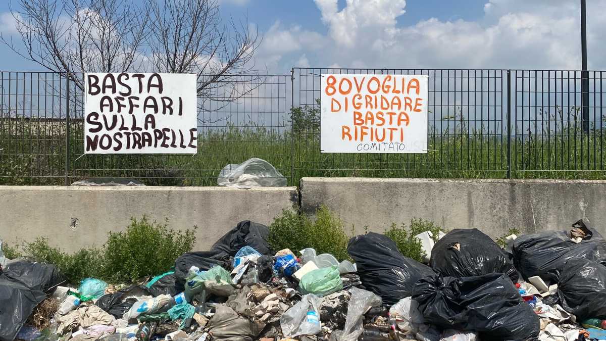 Immagine di Raggi va a Santa Palomba a raccogliere firme contro il termovalorizzatore