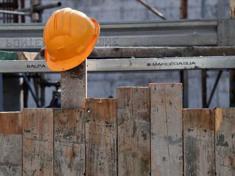 Molti cantieri, molto onore. L’immobiliare tra crisi e Pnrr
