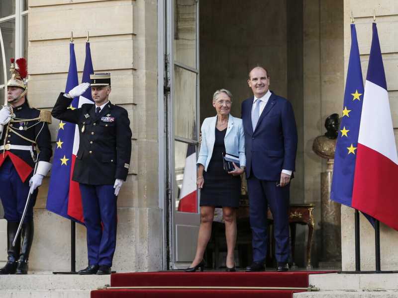 L'ex primo minsitro francese Jean Castex riceve Élisabeth Borne al Matignon Hotel (foto di Ansa)