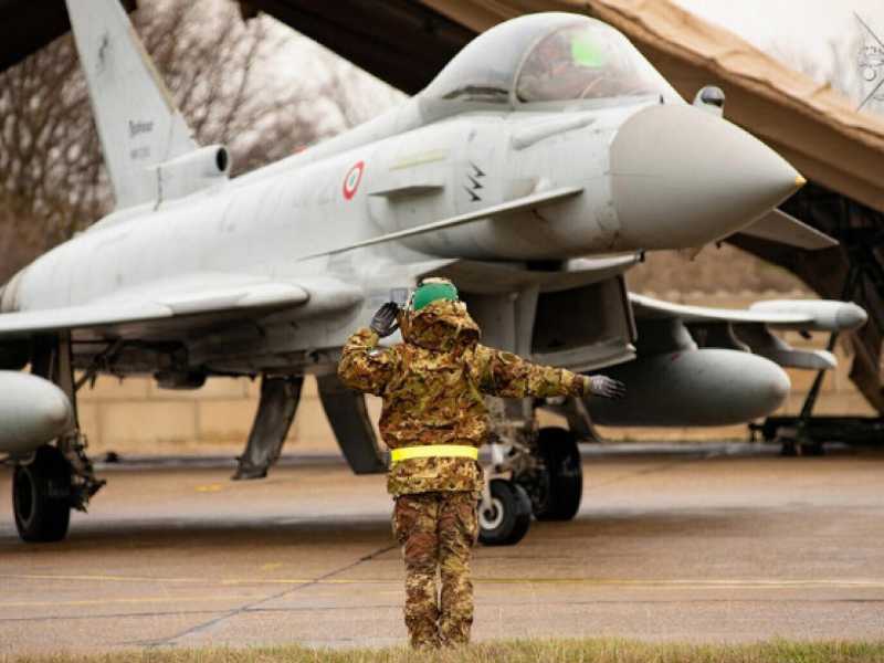 Un caccia Eurofighter in fase di decollo. Leonardo &egrave; fra i produttori di parte dell'avionica (Foto Ansa)&nbsp;<br />