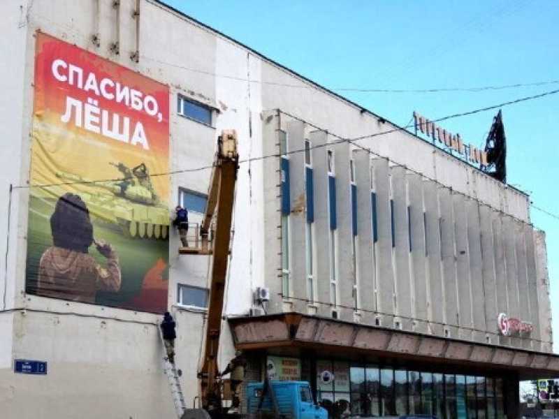 La nuova icona dell’invasione russa è un bambino che saluta un carro armato