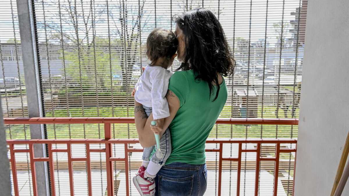Immagine di Un genitore che si distrae dal proprio bambino sta andando via da sé stesso