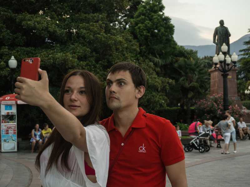 Estate in Crimea dopo l'annessione alla Russia. Un selfie il 10 agosto 2015 a Yalta (Foto di Alexander Aksakov/Getty Images) <br />