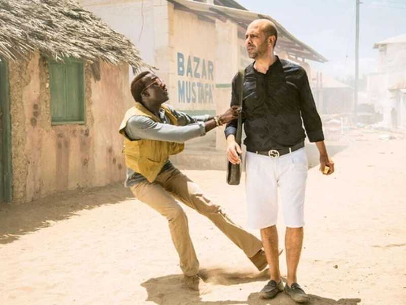 Checco Zalone in &ldquo;Tolo Tolo&rdquo; (Medusa Film/Taodue Film, 2020) &egrave; un disoccupato pugliese che scappa in Kenya per sfuggire ai creditori &nbsp;<br />