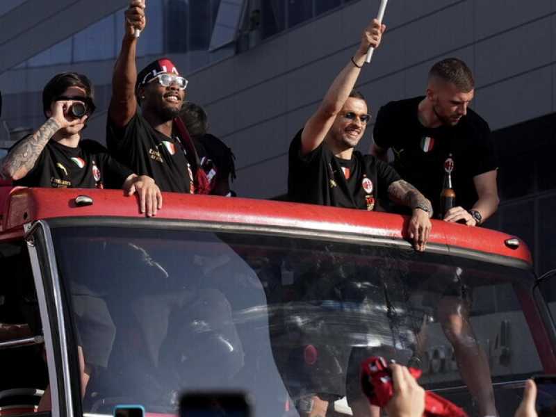 Lo striscione dei giocatori rossoneri sul pullman partito da Casa Milan direzione Duomo. Uno sfott&ograve; riferito all'Inter (ANSA/FOTOGRAMMA)&nbsp;<br />