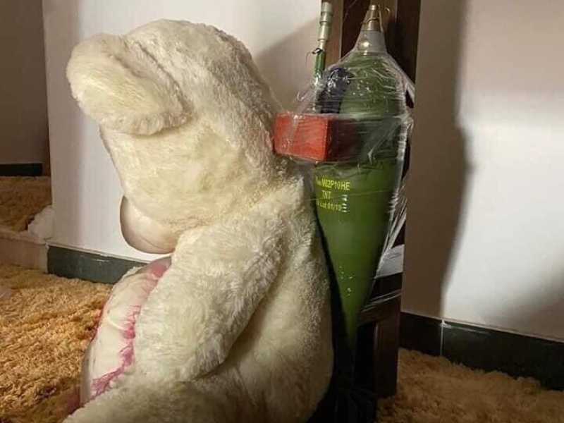 &nbsp;Un mortaio di fabbricazione serba nascosto dai mercenari russi dietro a un peluche in un'abitazione di Tripoli (foto Twitter)