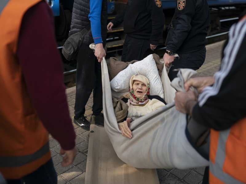 Klavidia, 91 anni, viene trasportata su una barella improvvisata per fuggire dai combattimenti a Severodonetsk (AP Photo/Leo Correa)&nbsp;<br />