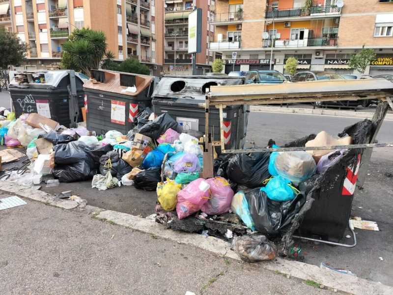 Nella Capitale si torna alla normalità: turisti e monnezza