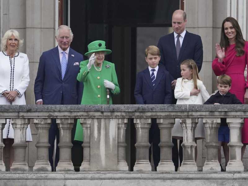 Elisabetta festeggia il suo passato parlando del futuro, con Paddington e Louis