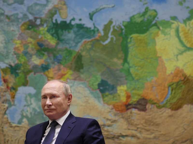 Macron chiede di non umiliare Putin, che invece non si fa scrupoli a umiliare lui e tutto l’occidente