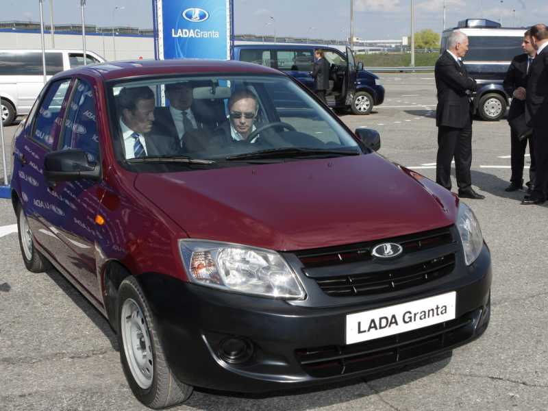 Putin prova una Lada Granta, nel 2011 (foto EPA)