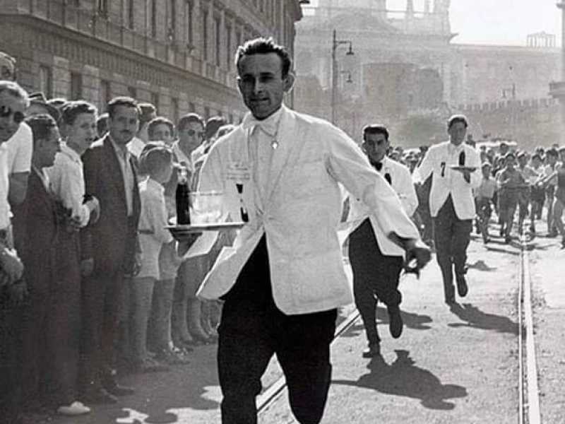 Via Taranto e la corsa dei camerieri con il vassoio in mano, anni '50 <br />