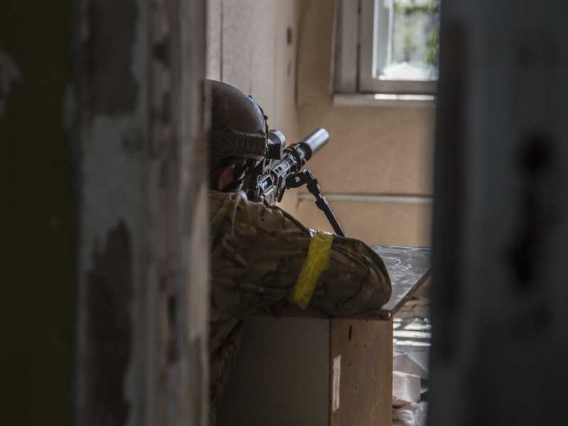 Un soldato ucraino in prima linea a Severodonetsk (AP Photo/Oleksandr Ratushniak)&nbsp;<br />