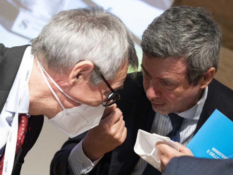 Il segretario generale della Cgil Maurizio Landini e il ministro del Lavoro Andrea Orlando, sostenitori del salario minimo per legge (foto Ansa)&nbsp;<br />