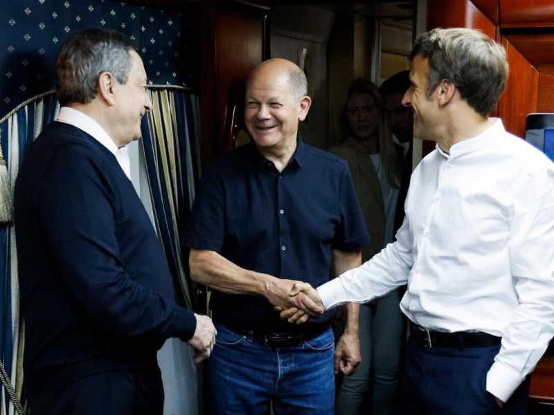 Draghi porta con sé Macron e Scholz sul sostegno all’Ucraina nell’Ue
