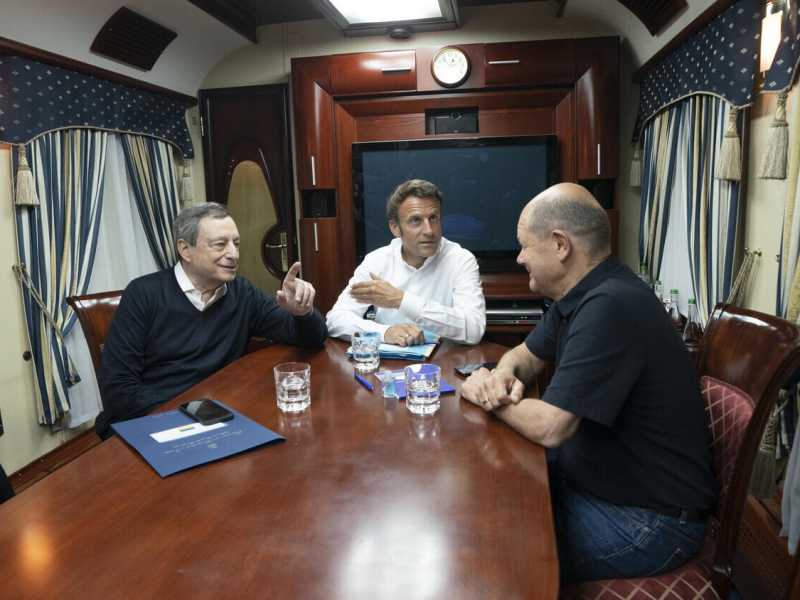 Draghi, Macron e Scholz sul treno che li sta portando a Kyiv (Ansa / Filippo Attili)&nbsp;<br />