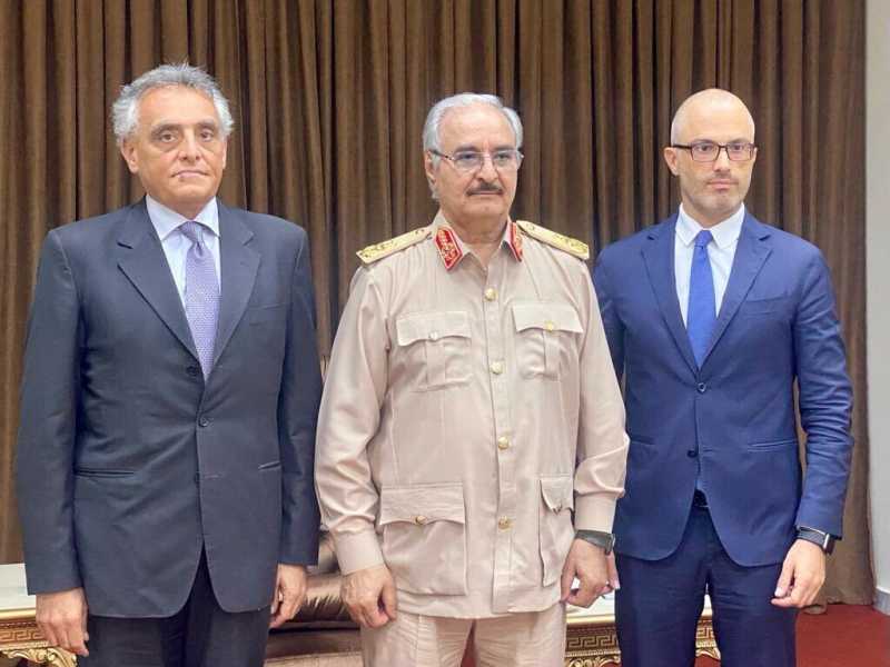 L'ambasciatore italiano in Libia Giuseppe Buccino e l'inviato speciale Nicola Orlando con il generale Khalifa Haftar (foto Twitter)