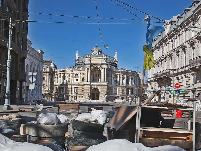 A Odessa c'è il gala di riapertura del teatro dell’opera, le bombe non fanno paura