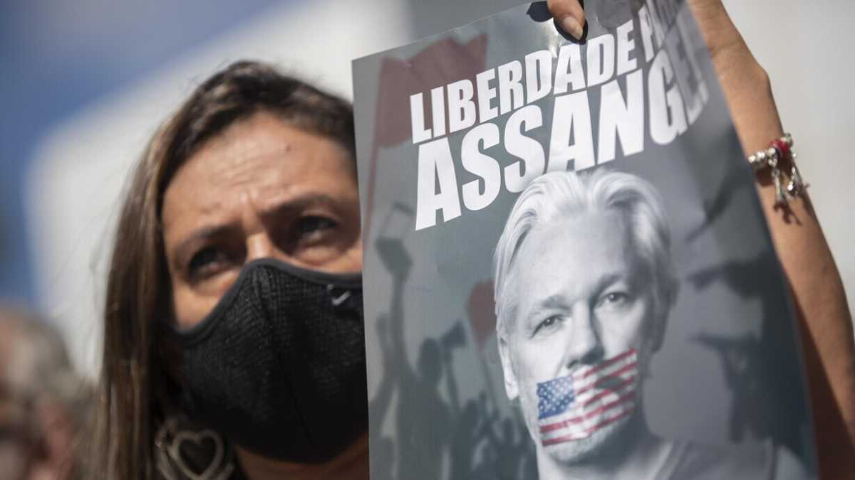 Immagine di Avercelo un nonno Assange