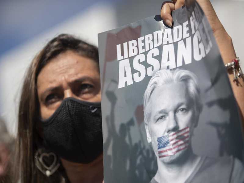 Avercelo un nonno Assange