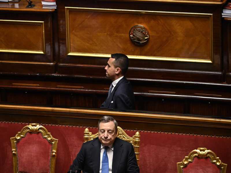 “Cade il governo! Anzi no”. Ascelle pezzate, marachelle di Giggino e disperazione a 5 stelle