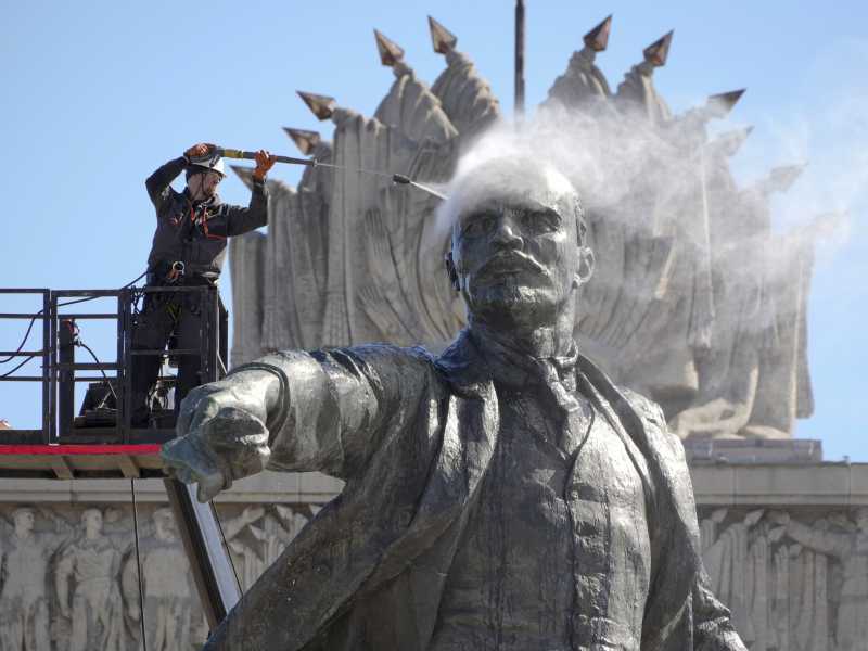 Un dipendente del Museo della scultura urbana lava una statua di Lenin alla vigilia del 152&deg; compleanno del fondatore dell'Urss (AP Photo/Dmitri Lovetsky)&nbsp;<br />